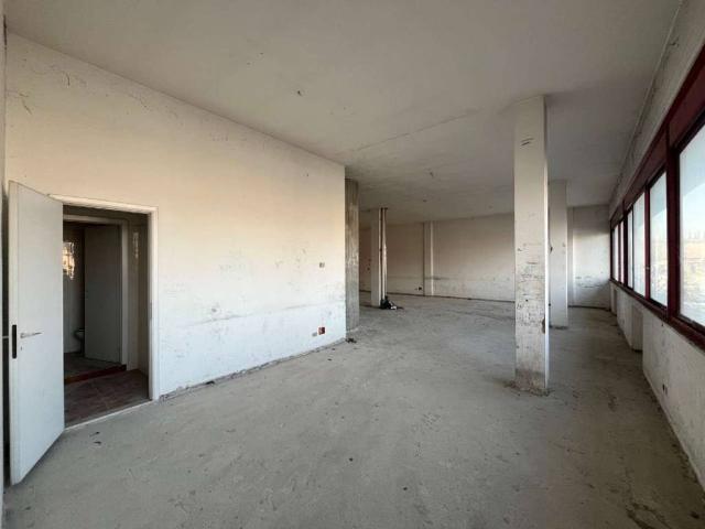 Locale Commerciale in vendita a Unione dei comuni del Distretto Ceramico, Sassuolo