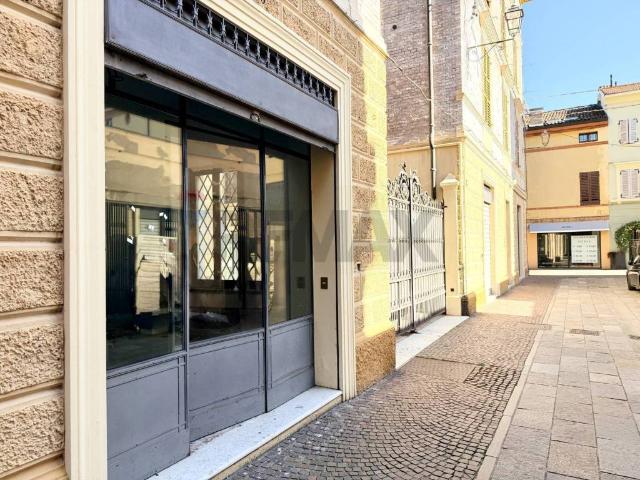 Locale Commerciale in vendita a Unione dei comuni del Distretto Ceramico, Sassuolo