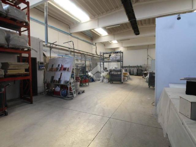 Locale Commerciale in vendita a Unione dei comuni del Distretto Ceramico, Sassuolo