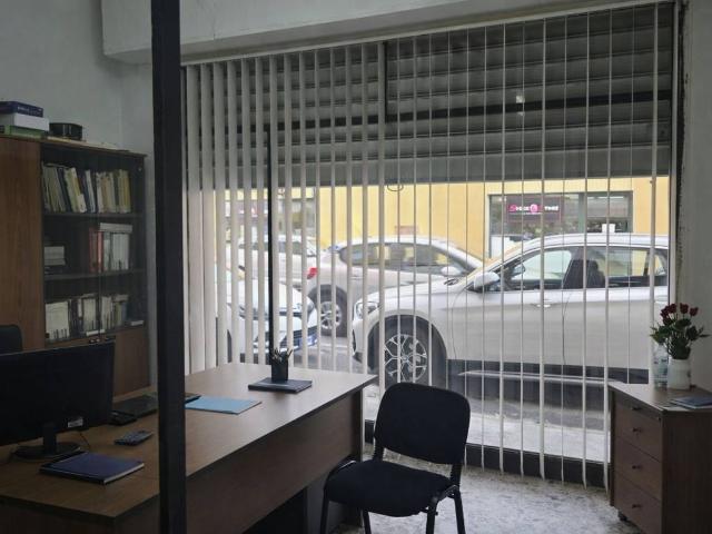 Locale Commerciale in vendita a Unione dei comuni del Distretto Ceramico, Sassuolo