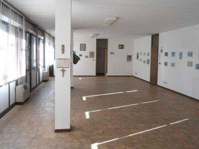 Locale Commerciale in vendita a Unione dei comuni del Distretto Ceramico, Sassuolo
