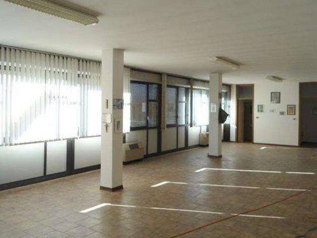 Locale Commerciale in vendita a Unione dei comuni del Distretto Ceramico, Sassuolo