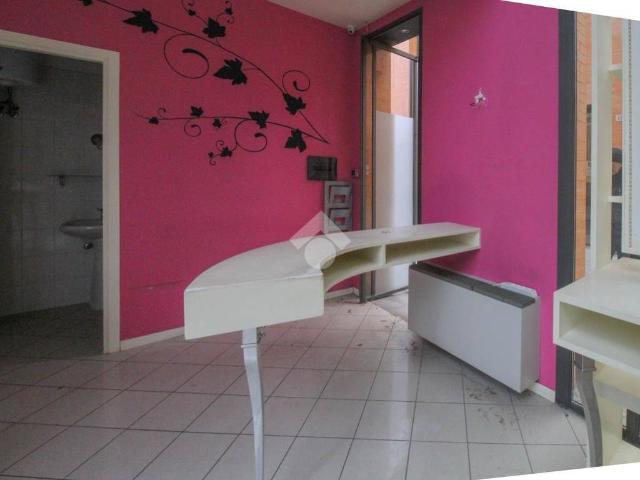 Locale Commerciale in vendita a Unione dei comuni del Distretto Ceramico, Sassuolo