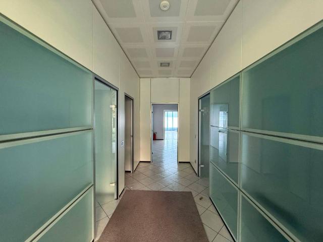Locale Commerciale in vendita a Unione dei comuni del Distretto Ceramico, Sassuolo