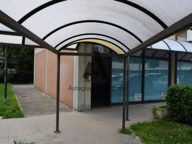 Locale Commerciale in vendita a Unione dei comuni del Distretto Ceramico, Sassuolo