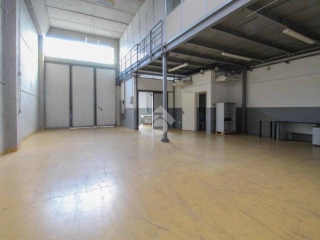 Locale Commerciale in vendita a Unione dei comuni del Distretto Ceramico, Sassuolo