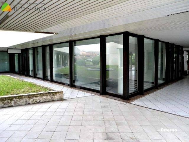 Locale Commerciale in vendita a Unione dei comuni del Distretto Ceramico, Sassuolo