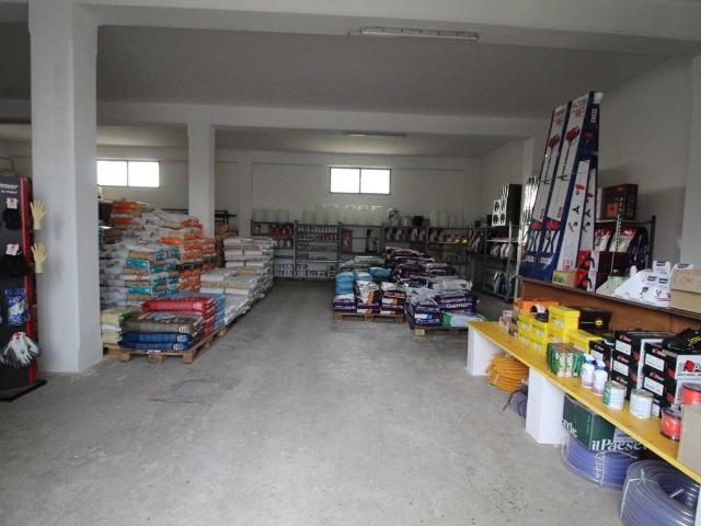 Locale Commerciale in vendita a Puglia, Taranto