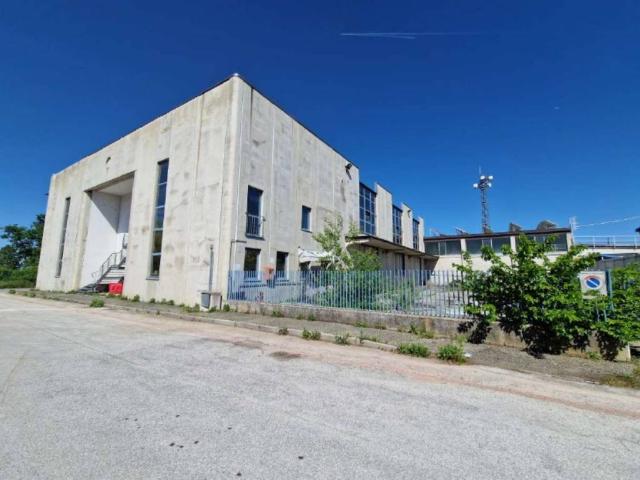 Locale Commerciale in vendita a Piemonte, Cuneo