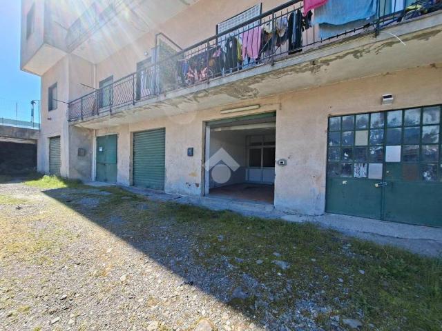 Locale Commerciale in vendita a Savignone, Liguria