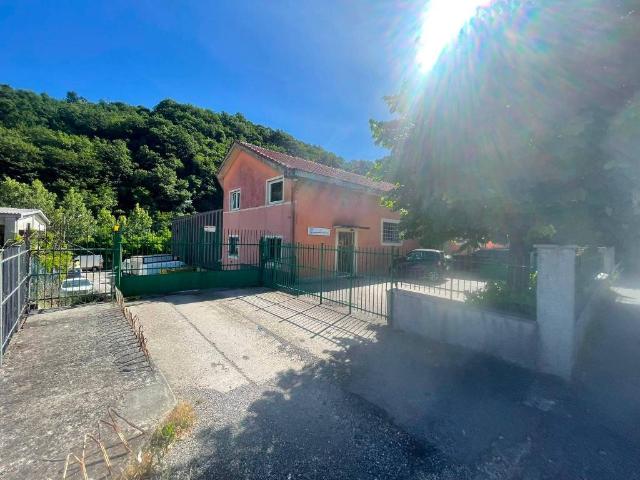 Locale Commerciale in vendita a Savignone, Liguria