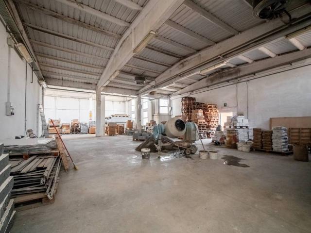 Locale Commerciale in vendita a Tresinaro - Secchia, Re