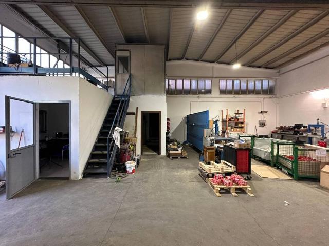 Locale Commerciale in vendita a Tresinaro - Secchia, Re