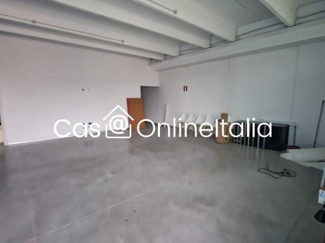Locale Commerciale in vendita a San Colombano, Scandicci
