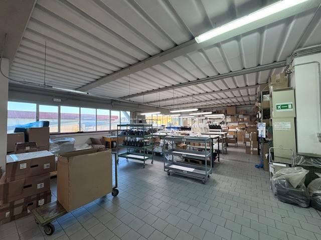 Locale Commerciale in vendita a San Colombano, Scandicci