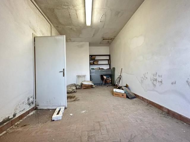 Locale Commerciale in vendita a Badia a Settimo, Scandicci