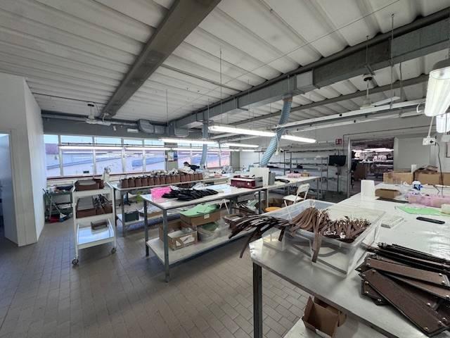 Locale Commerciale in vendita a San Colombano, Scandicci