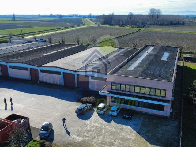 Locale Commerciale in vendita a Scandolara Ravara, Lombardia