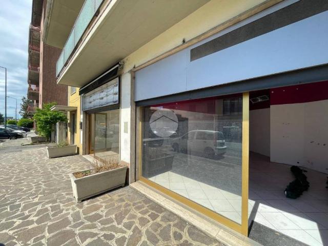 Locale Commerciale in vendita a Cascina Uccellanda, Scanzorosciate