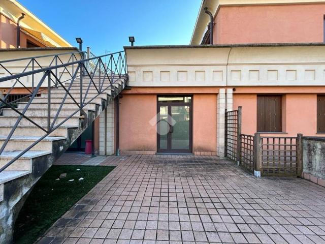 Locale Commerciale in vendita a Scanzorosciate, Lombardia