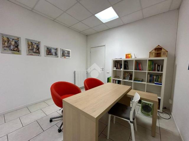 Locale Commerciale in vendita a Scanzorosciate, Lombardia