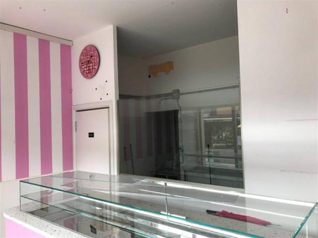 Locale Commerciale in vendita a Cascina Uccellanda, Scanzorosciate