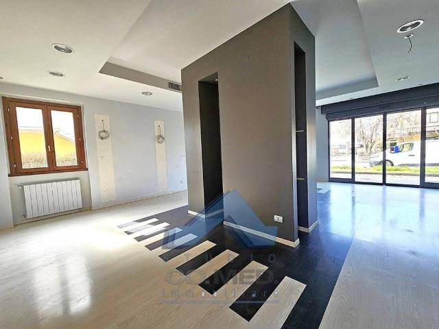 Locale Commerciale in vendita a Cascina Uccellanda, Scanzorosciate