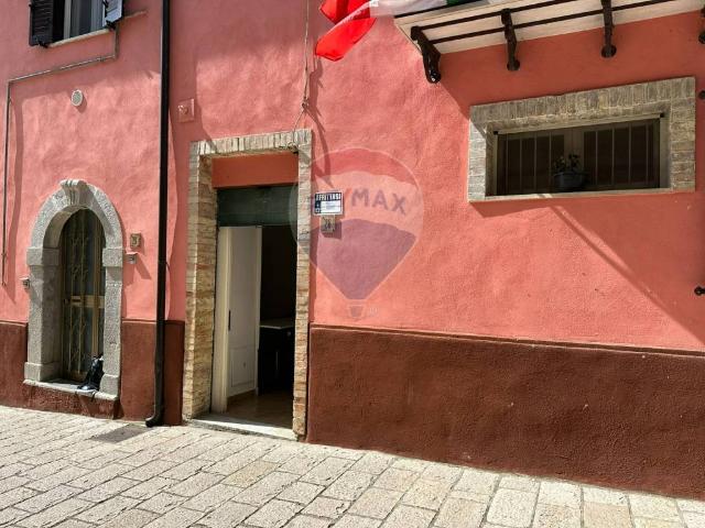 Locale Commerciale in vendita a Scapoli, Molise