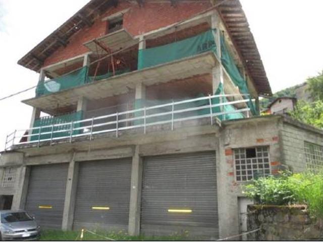 Locale Commerciale in vendita a Schignano, Lombardia