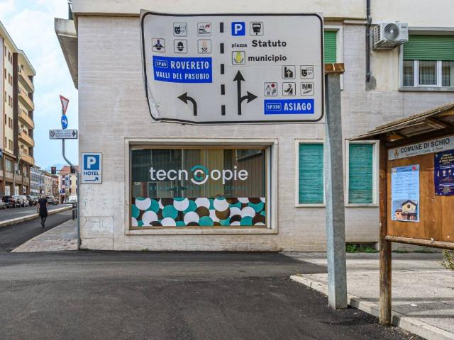 Locale Commerciale in vendita a Schio, Veneto