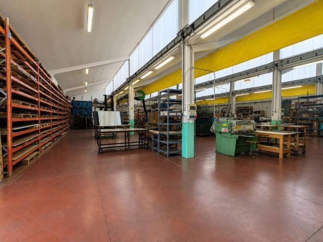 Locale Commerciale in vendita a Schio, Veneto