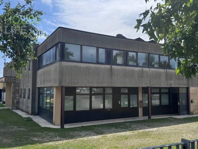 Locale Commerciale in vendita a Schio, Veneto