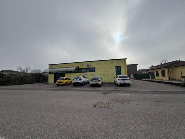 Locale Commerciale in vendita a Unione dei comuni Isola Mantovana, Schivenoglia