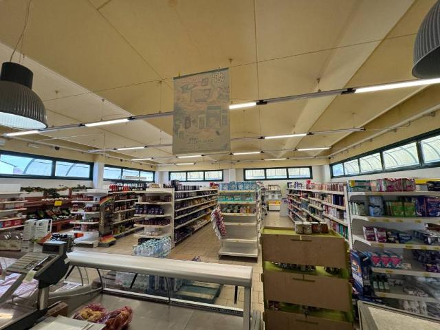 Locale Commerciale in vendita a Unione dei comuni Isola Mantovana, Schivenoglia
