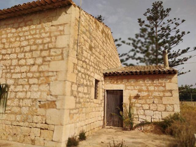 Locale Commerciale in vendita a Cava d'Aliga, Cava D'aliga