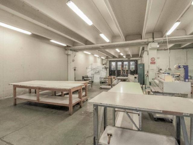 Locale Commerciale in vendita a Secugnago, Lombardia