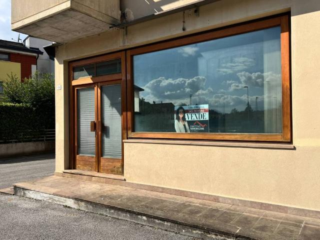 Locale Commerciale in vendita a Sedico, Veneto