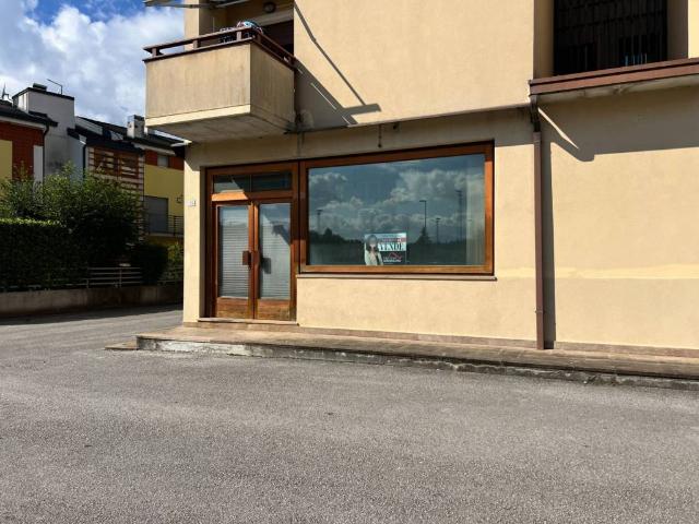 Locale Commerciale in vendita a Sedico, Veneto