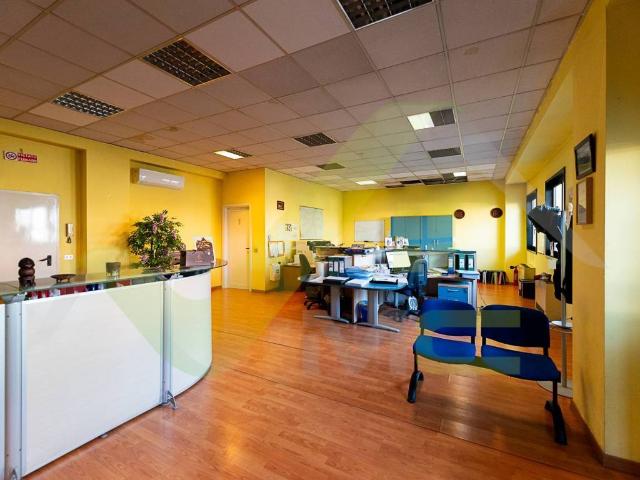 Locale Commerciale in vendita a San Felice, Segrate