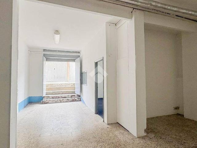 Locale Commerciale in affitto a Rovagnasco, Segrate