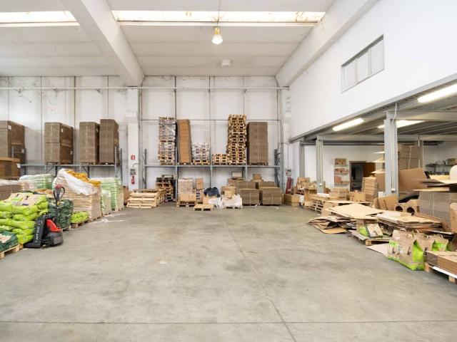 Locale Commerciale in vendita a Rovagnasco, Segrate