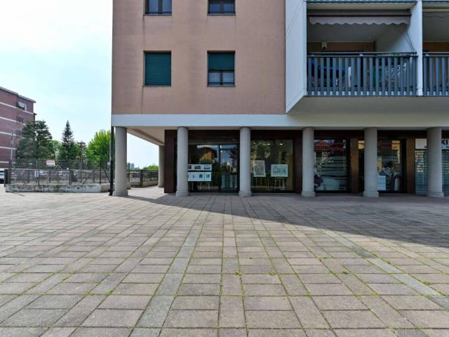 Locale Commerciale in vendita a Novegro, Segrate
