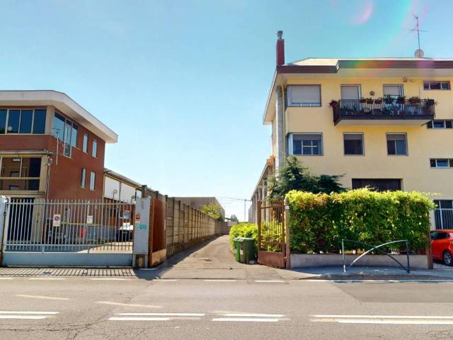 Locale Commerciale in vendita a Segrate, Lombardia
