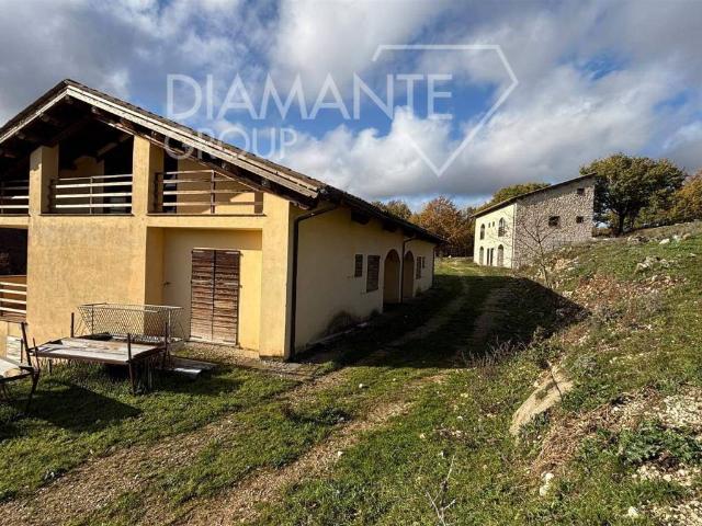 Rustico in vendita a Sellano, Umbria
