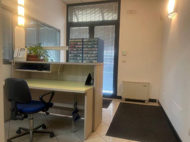 Locale Commerciale in vendita a Caselle, Selvazzano Dentro