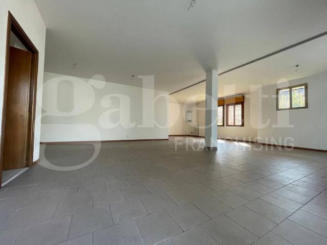 Locale Commerciale in vendita a Caselle, Selvazzano Dentro