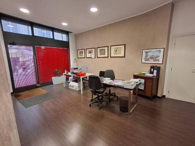 Locale Commerciale in vendita a Castelletto, Senago