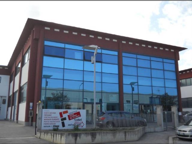 Locale Commerciale in vendita a Cesano, Marche