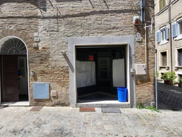 Locale Commerciale in vendita a Rione Porto, Marche