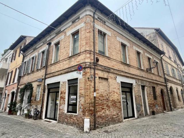 Locale Commerciale in vendita a Rione Porto, Marche